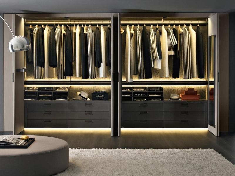Пример удачного освещения в гардеробной: равномерное освещение шкафов для хранения.